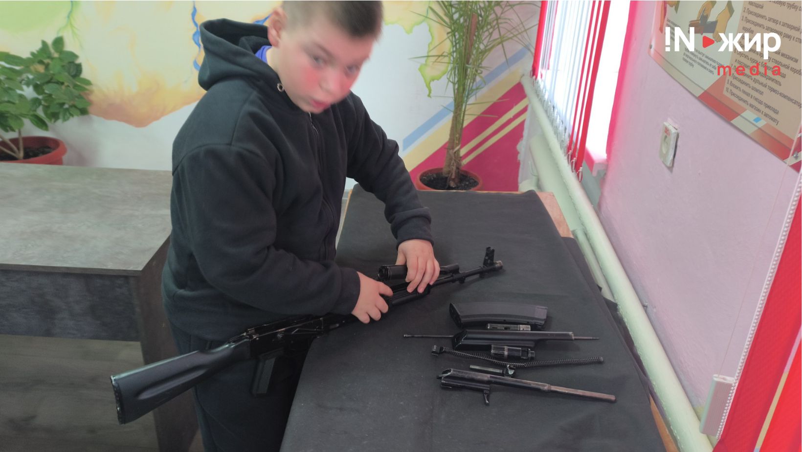 Поселок Нижнегорский в оккупированном Крыму. Ребенок разбивает автомат.